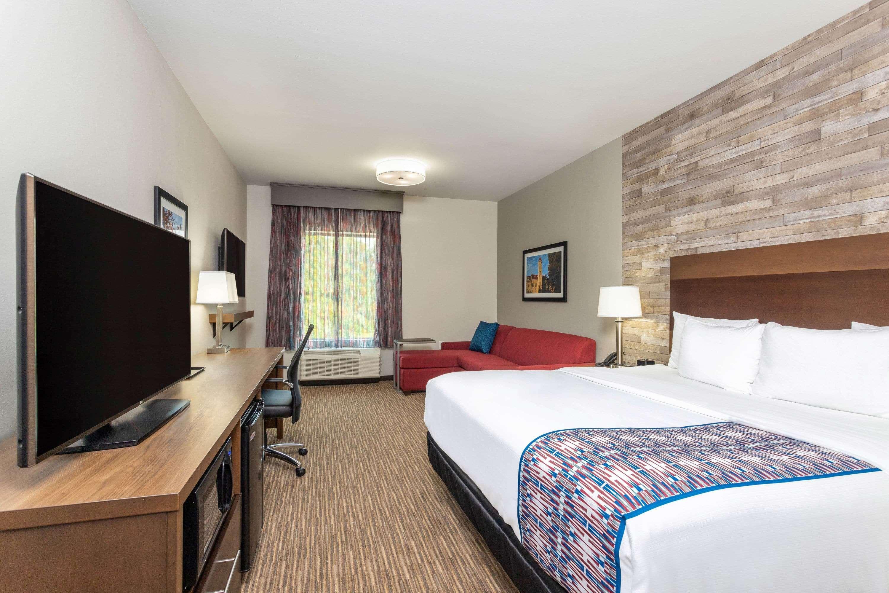 La Quinta Inn And Suites By Wyndham Bloomington Exterior photo
