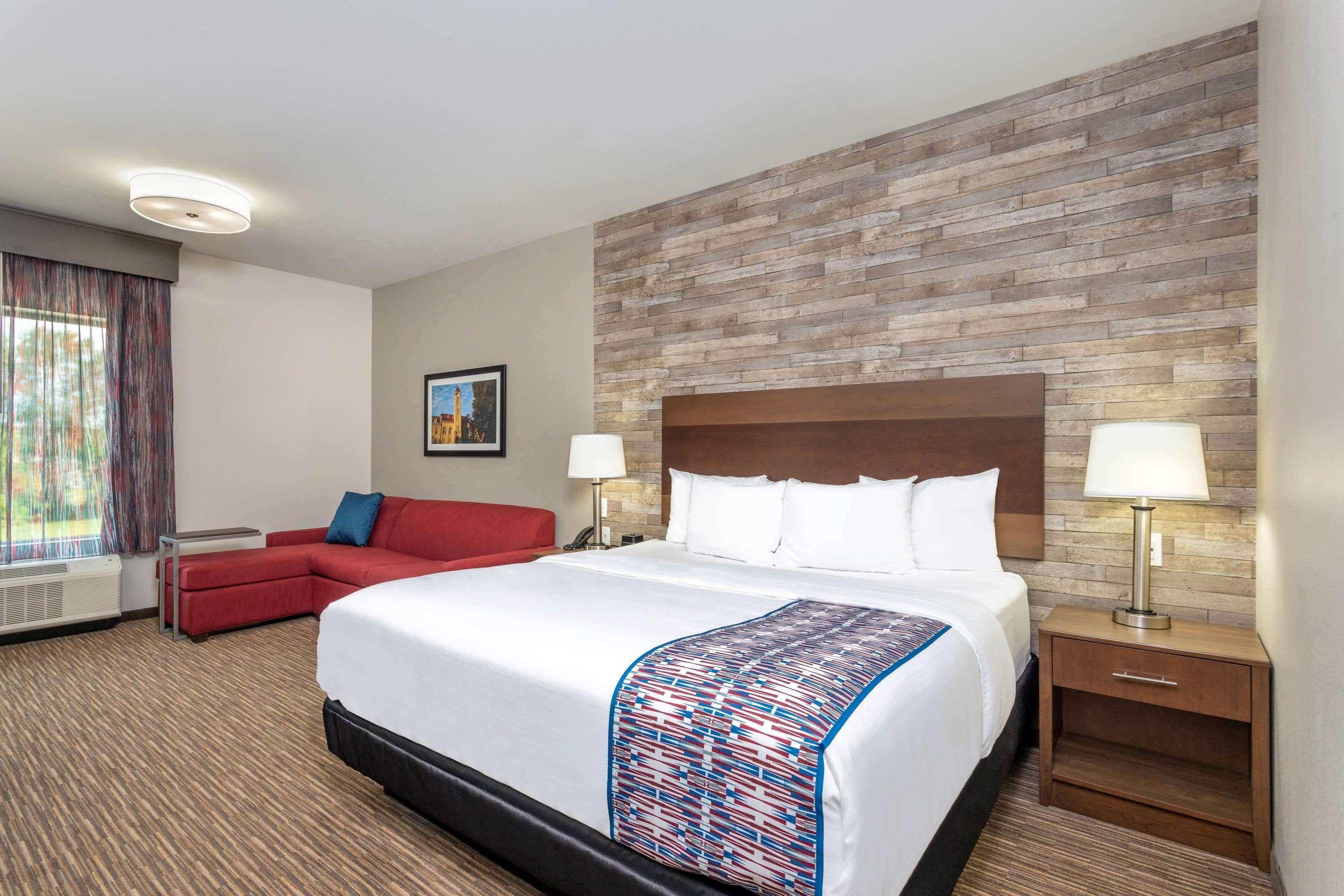 La Quinta Inn And Suites By Wyndham Bloomington Exterior photo