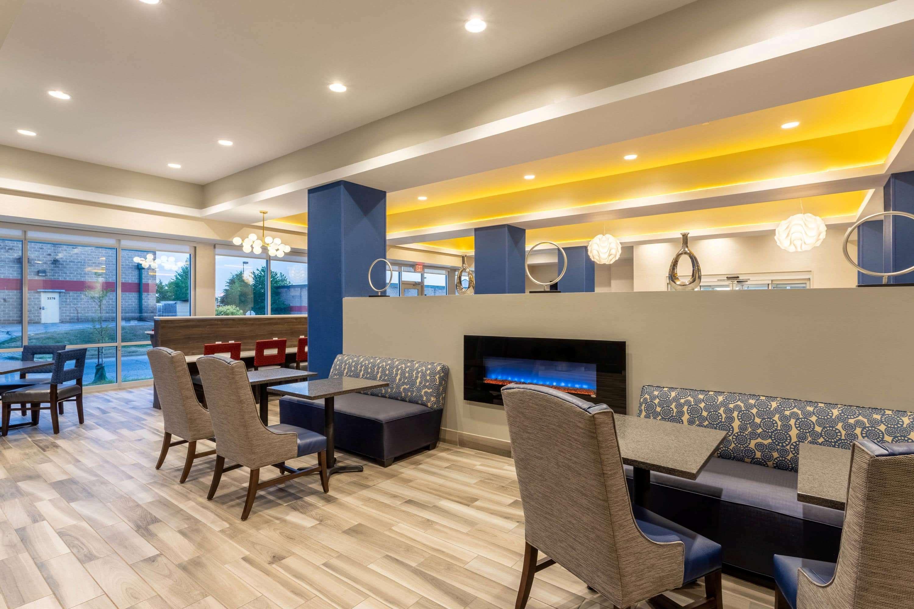 La Quinta Inn And Suites By Wyndham Bloomington Exterior photo