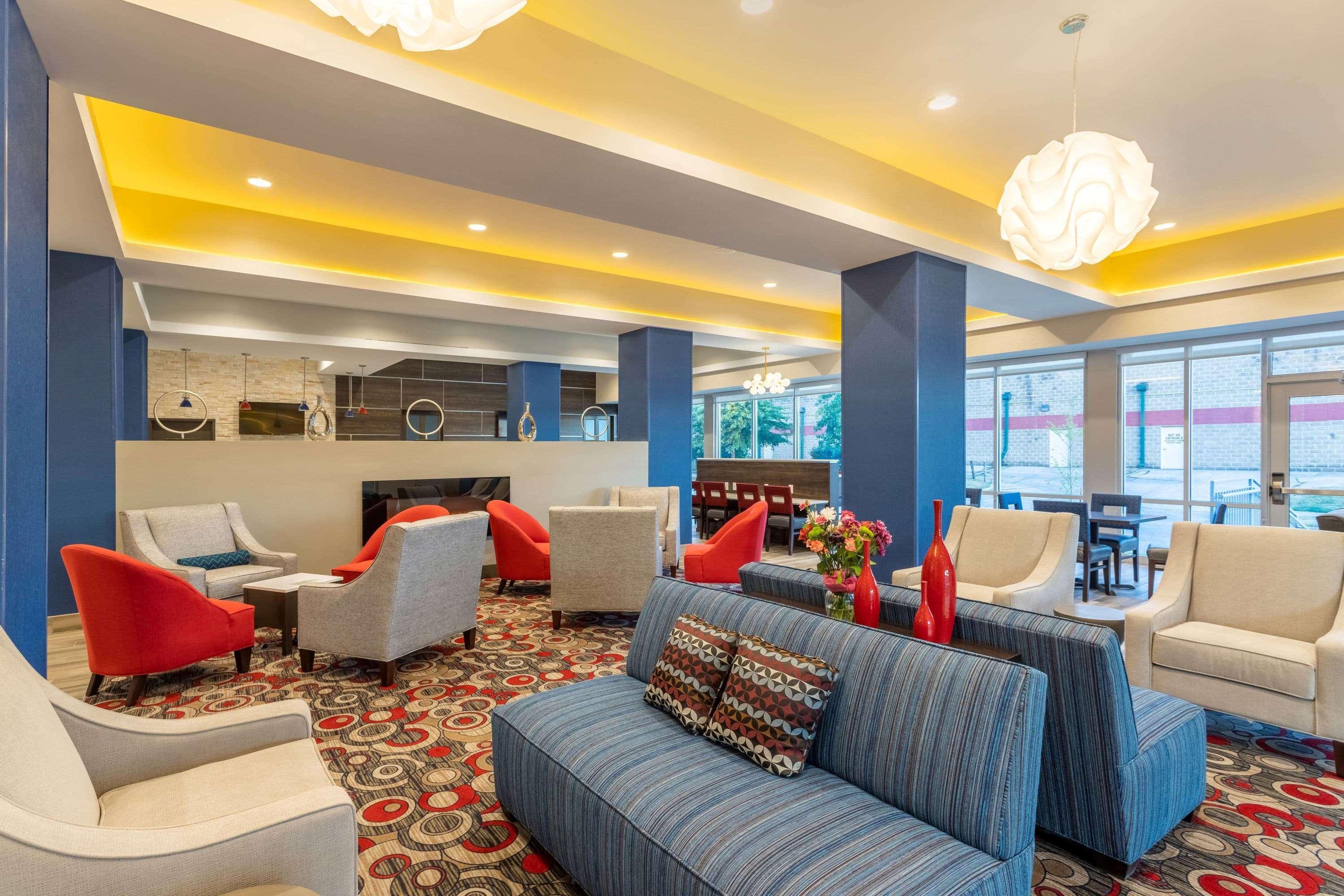 La Quinta Inn And Suites By Wyndham Bloomington Exterior photo
