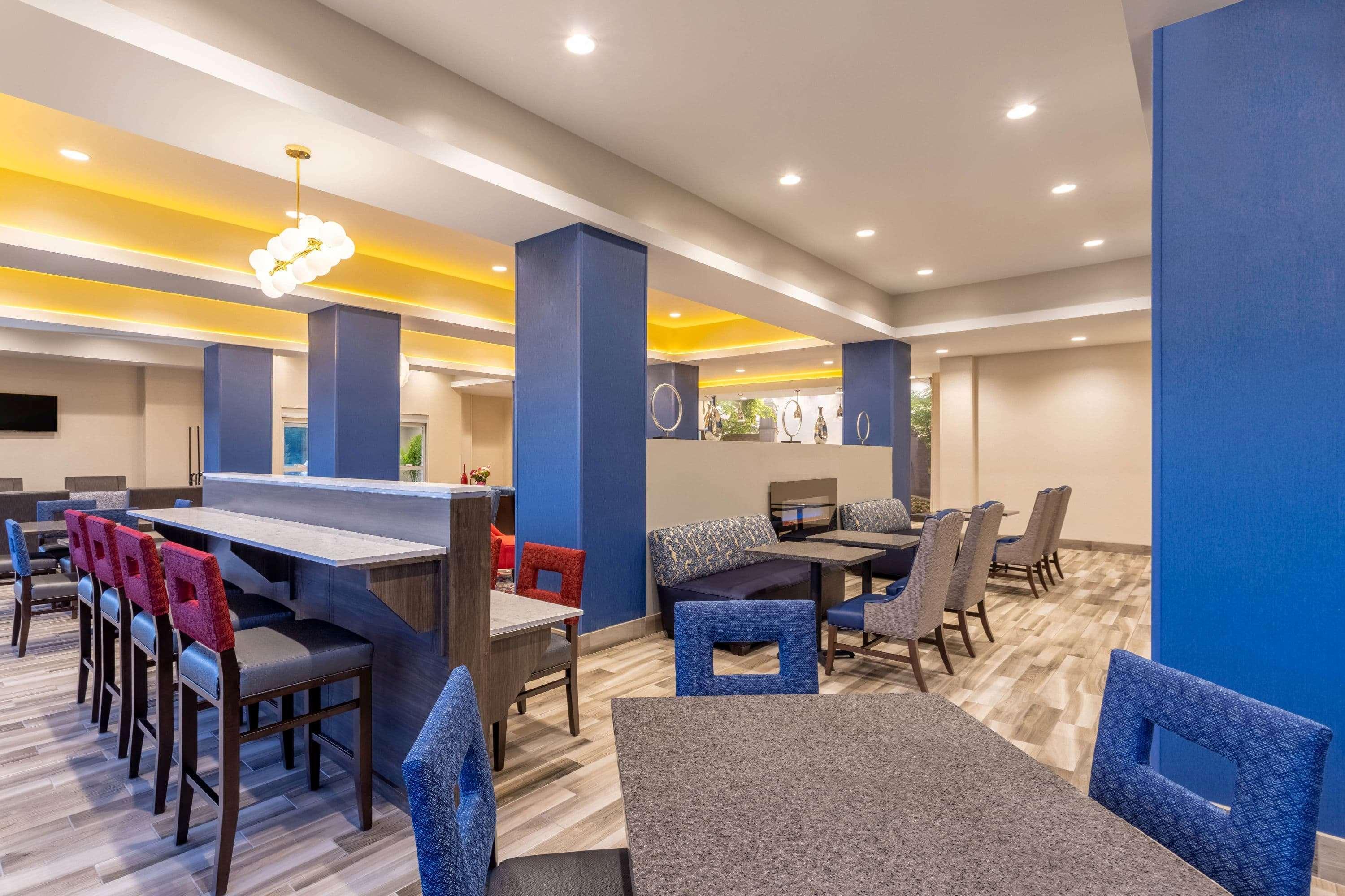 La Quinta Inn And Suites By Wyndham Bloomington Exterior photo