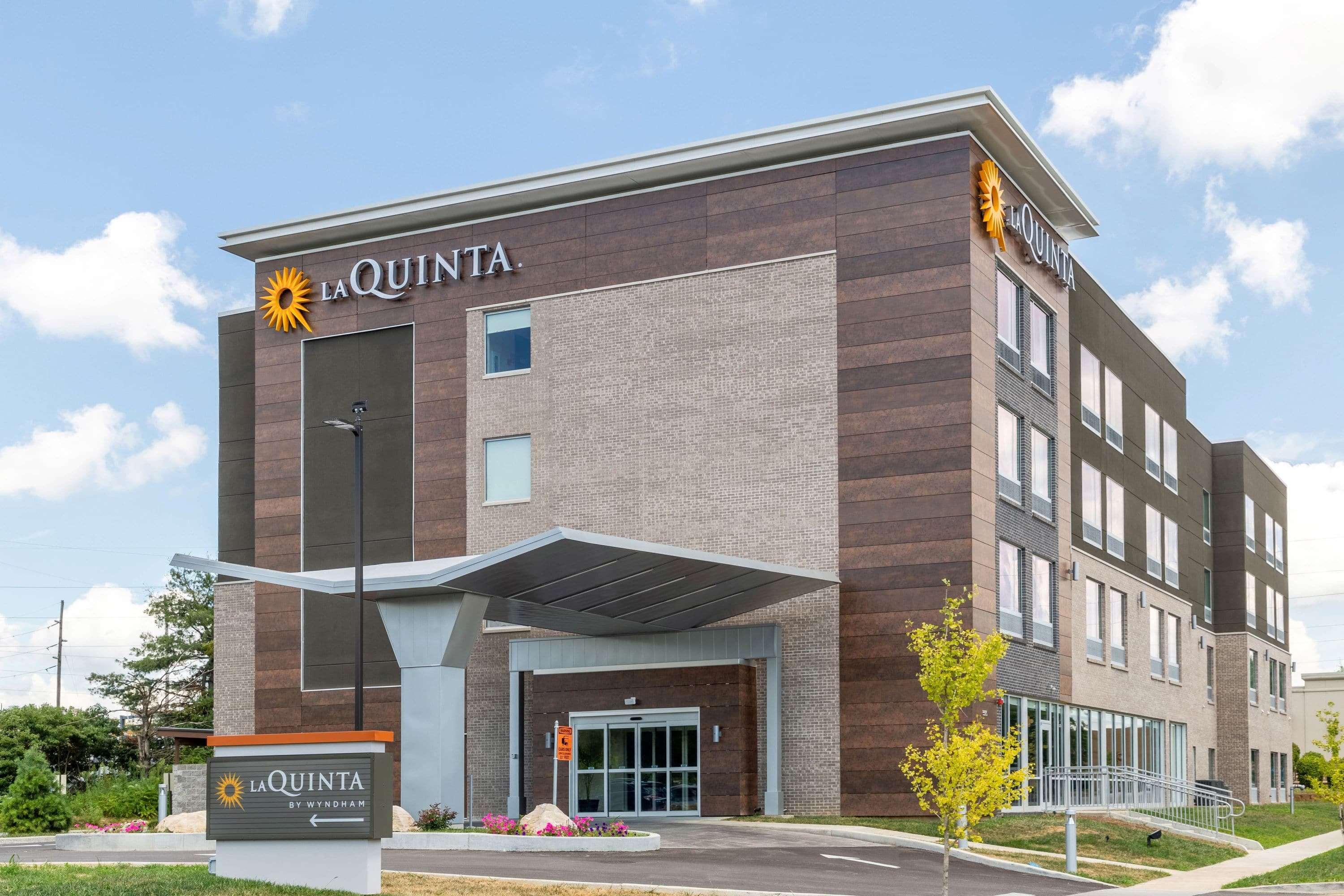 La Quinta Inn And Suites By Wyndham Bloomington Exterior photo