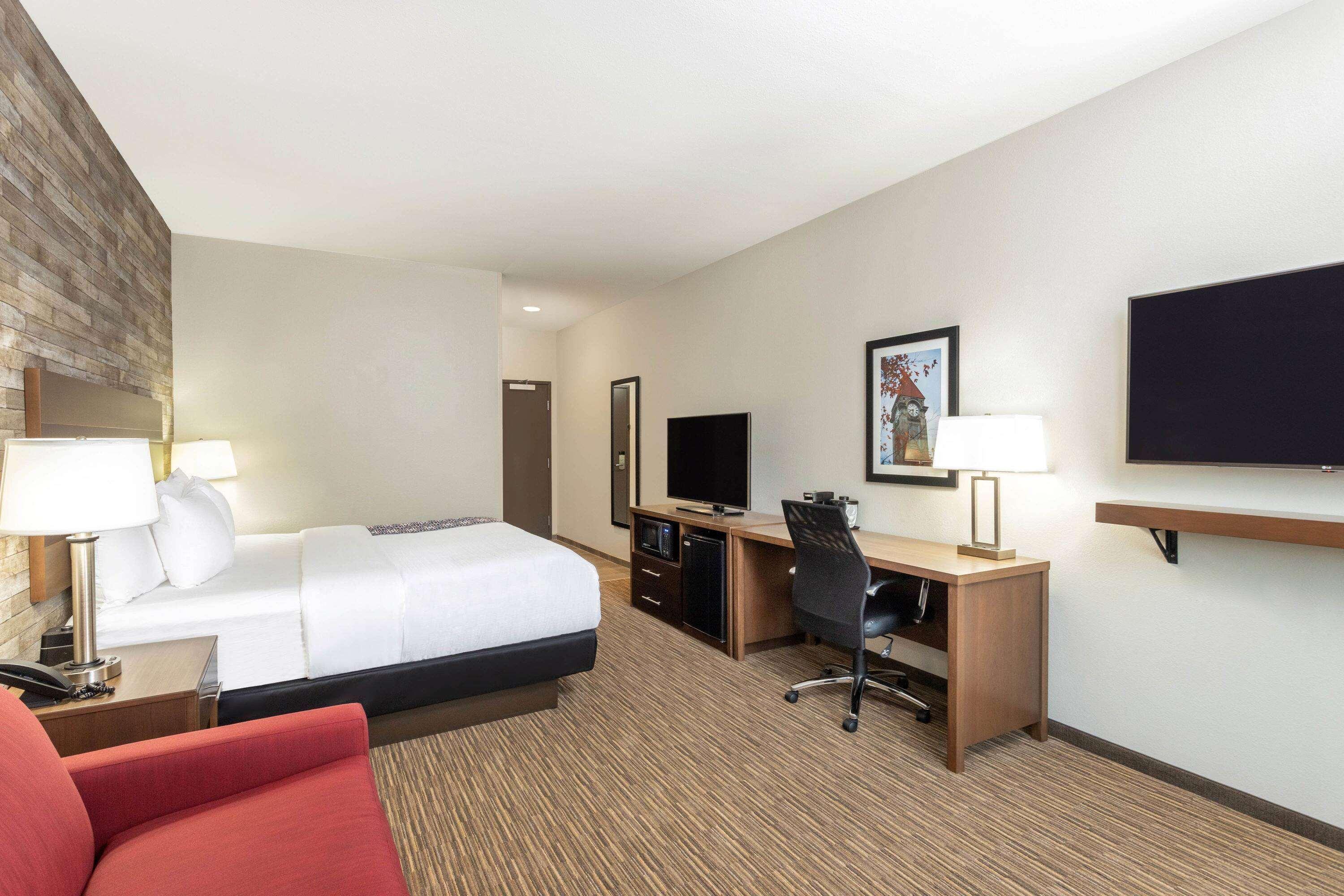 La Quinta Inn And Suites By Wyndham Bloomington Exterior photo