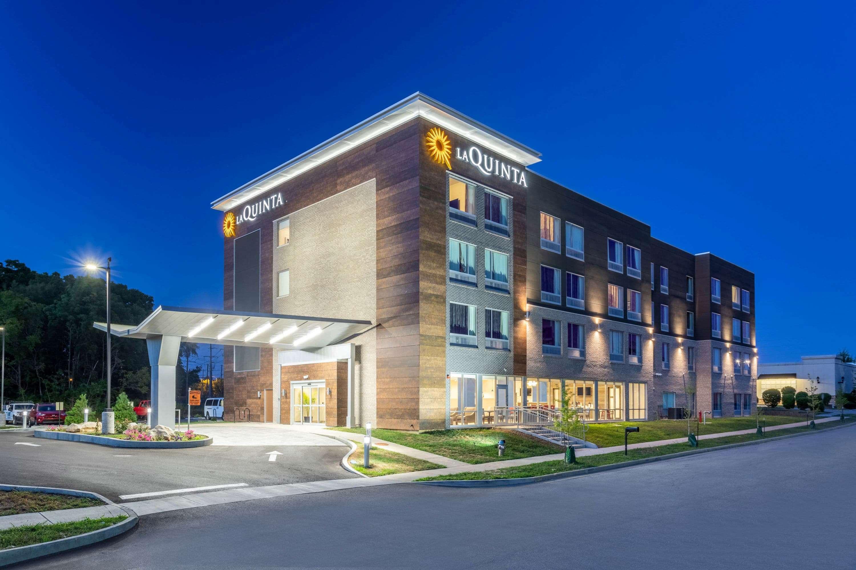 La Quinta Inn And Suites By Wyndham Bloomington Exterior photo