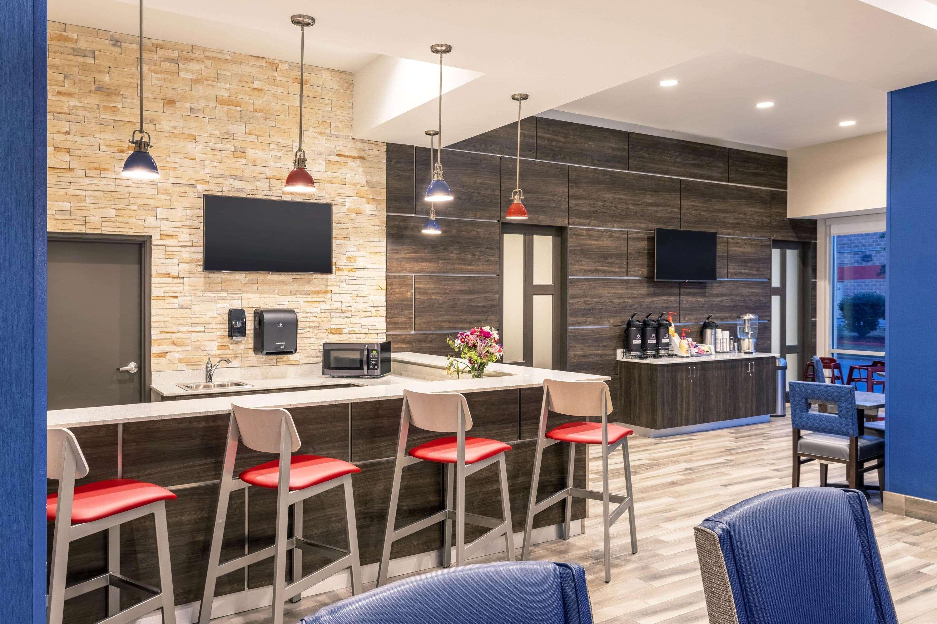 La Quinta Inn And Suites By Wyndham Bloomington Exterior photo